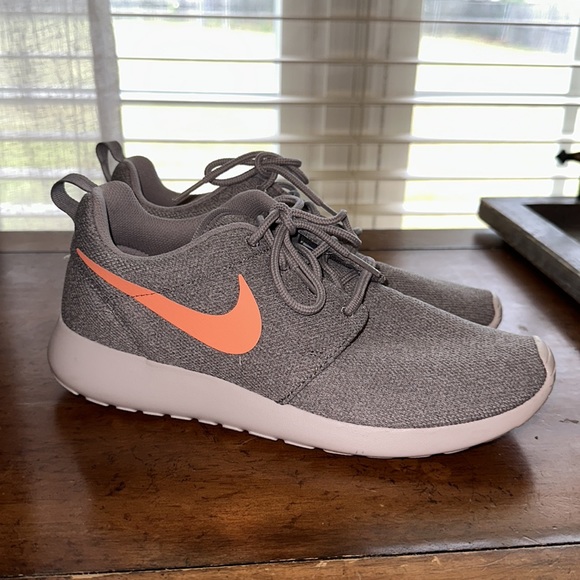 Women’s Nike Roshe - Picture 1 of 4